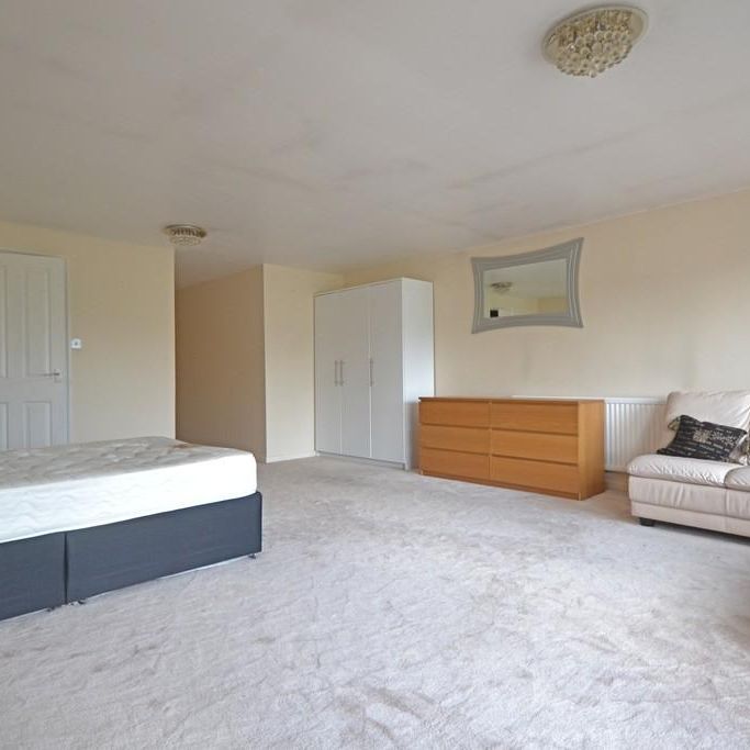 1 bedroom in a flat share to rent - Photo 1