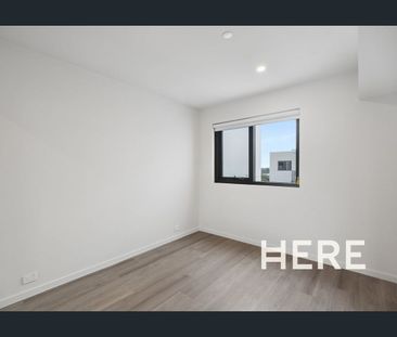 Brand New Modern Penthouse Apartment Living! - Photo 3