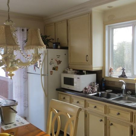 Logement à louer 6 1/2 sur 2 étages (Sous-sol et RDC). Propre et tranquille, on vient de le peinturer au complet en blanc, près de tout les services. - Photo 4