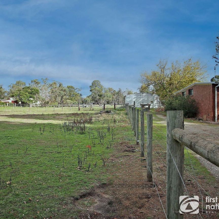 Spacious Family Living in Peaceful Devon Meadows - Approx. 3 Acres - Photo 1