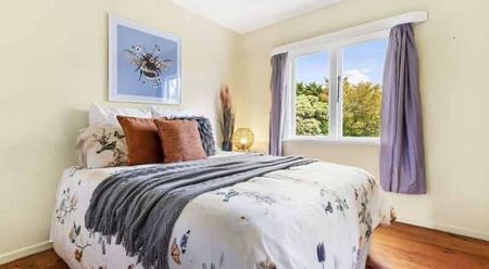 Charming, Well-Presented One-Bedroom Home in the Heart of Brooklyn - Photo 2