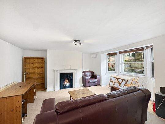 A well-presented and fully furnished one-bedroom garden view apartment set within an attractive period building, ideally located on a desirable residential road. - Photo 1