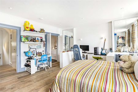 Contemporary stucco fronted house finished to a high standard throughout located in the heart of South Kensington. - Photo 5