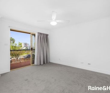 Refreshed and Spacious Townhouse in the Heart of Taringa! - Photo 4