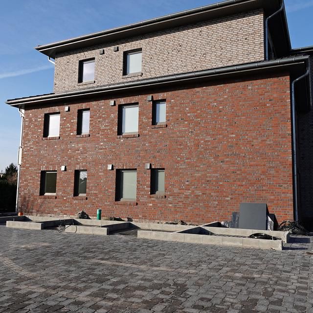 Neubau- Erstbezug! Helle Dachgeschosswohnung mit großem Balkon in Wiesmoor! - Photo 1