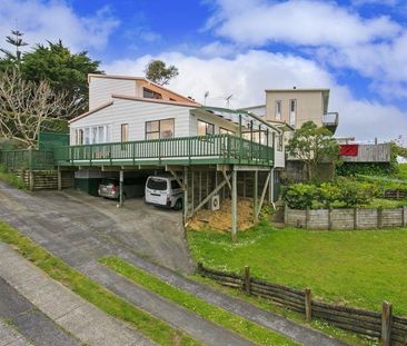 Sunny 3-Bed 2-Bath w Large Deck and Stunning Views - Photo 5