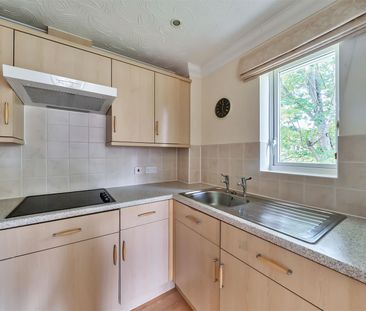 Blenheim Lodge, Amersham - Photo 5