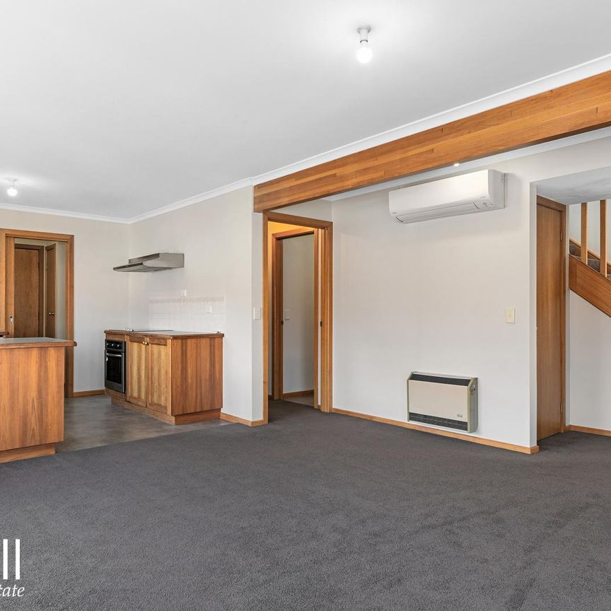Spacious Townhouse, Central Location - Photo 1