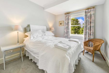 SHORT LET ONLY - A spacious, modern semi-detached townhouse situated within a sought after and secure development - 6 Months - Photo 2