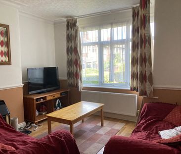 4 Bed Semi-Detached House, Kelso Gardens, LS2 - Photo 1