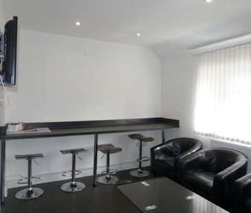1 bedroom in a house share to rent - Photo 2