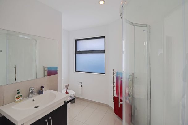 Immaculately presented executive four-bedroom family home - Photo 1