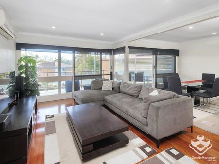 4 Bedroom Home. Immaculate Elevated Family Home - Photo 5