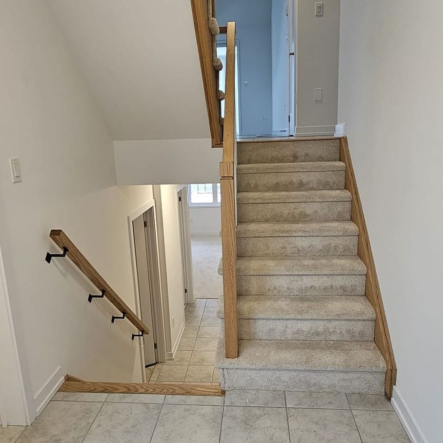 Townhouse For Lease | N8032742 - Photo 1