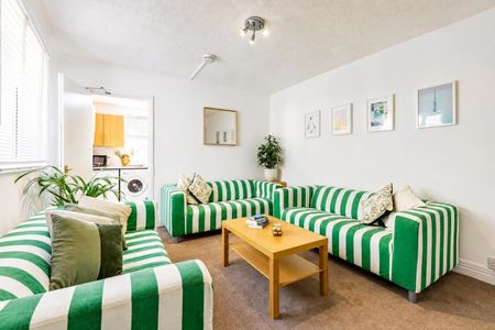 Room 2 - Photo 4