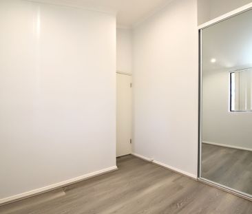 Two Bedroom Renovated Townhouse - Photo 3