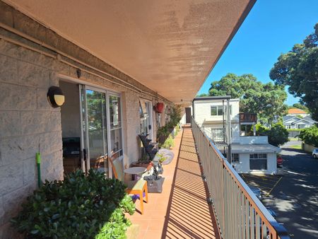 Ideal for a student or professional North facing and capturing lots of natural light - Photo 3