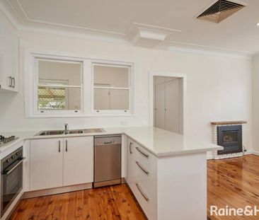 CHARMING FAMILY HOME IN A PRIME LOCATION - Photo 2