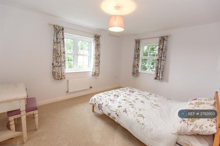 4 bedroom detached house to rent - Photo 4