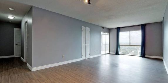 North York _ Yonge/Finch prime location Spacious 2 + den for Rent - Photo 2