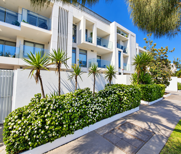 Contemporary Bayside Living in Prime Location - Photo 3