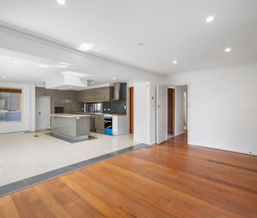 Family haven with spacious living & covered entertaining - Photo 5