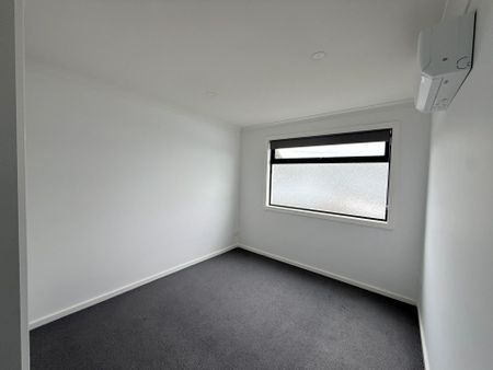 Simple Family Living in a Prime Burnside Location! - Photo 3