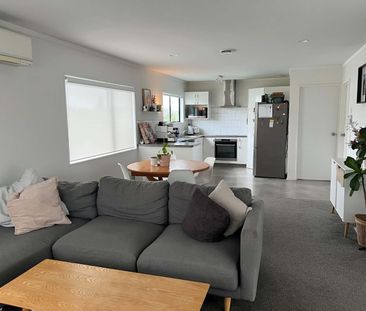 3 Bedrooms, Te Atatu Peninsula - Photo 1