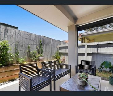 Immaculate Renovated Townhouse - Photo 2