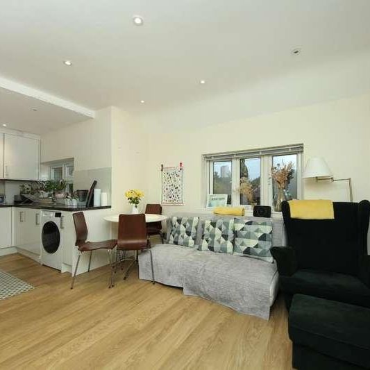 Crowther Avenue, TW8 - Photo 1