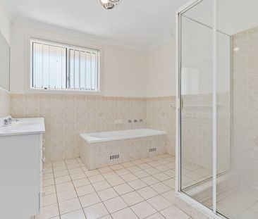 Large Three bedroom with air conditioning in selective school zone - Photo 6