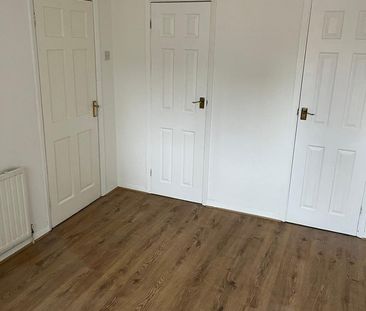 3 Bed Flat, St. John's Road, E16 - Photo 2