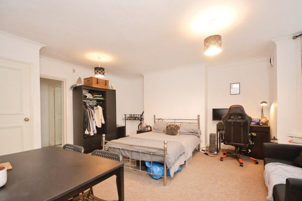 Flat to rent - Maberley Road, London, SE19 - Photo 1