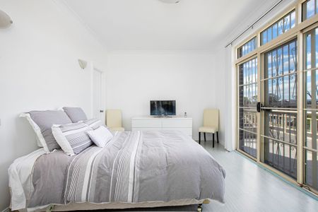 Family home in prime Roselands location - Photo 5