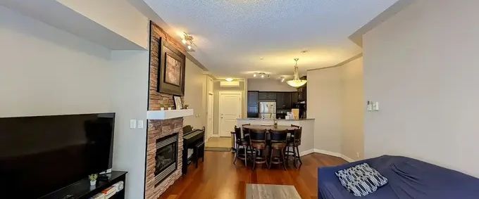 Cozy 2 Bedroom + Den Inglewood Condo by Park and Bow River, 2 mins to Downtown | 309 - 35 Inglewood Park SE, Calgary - Photo 1