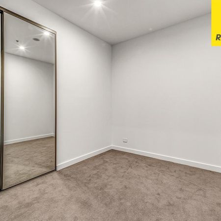 Luxury Living And Location - 1 bedroom + Study - Photo 2