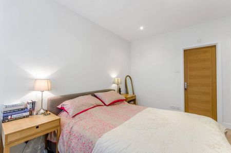 3 bedroom mews to rent - Photo 3