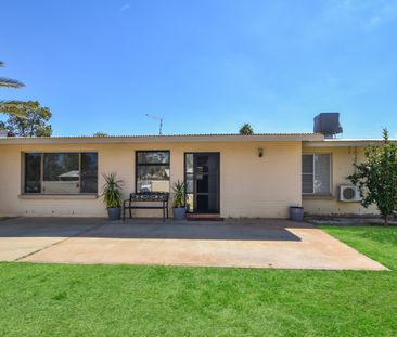 Large Four Bedroom, Two Bathroom Family Home! - Photo 4