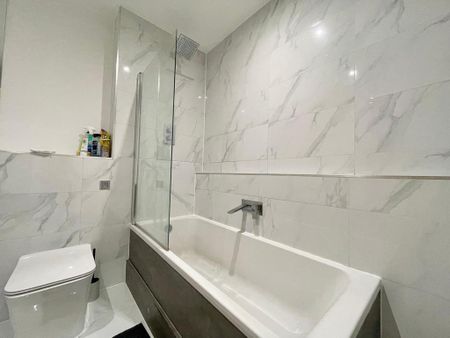 1 bedroom in a flat share to rent - Photo 3