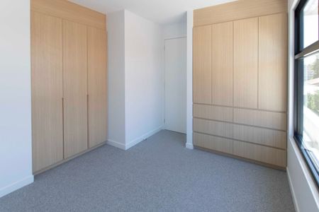 Architecturally crafted townhouse - Photo 2