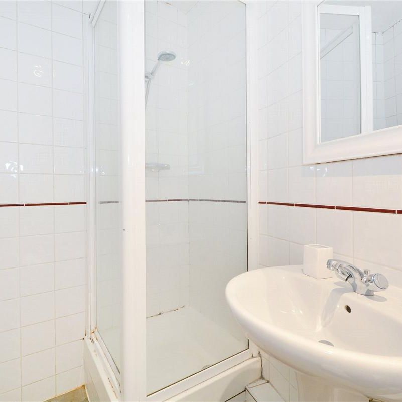 1 bedroom flat in London - Photo 1