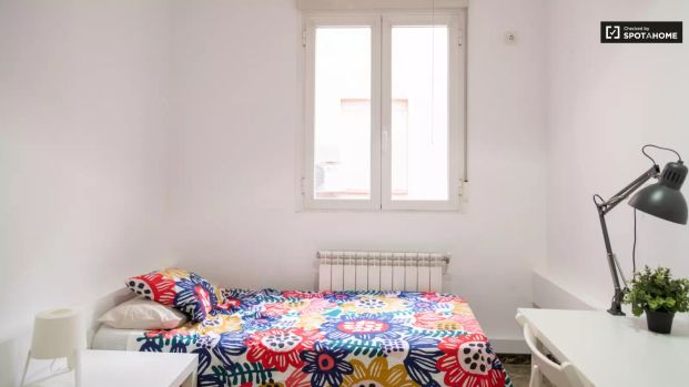 Lovely room with double bed for rent in Argüelles - Photo 1
