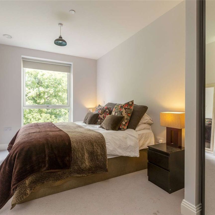 Contemporary 2 bedroom apartment at the edge of The Pantiles - Photo 1