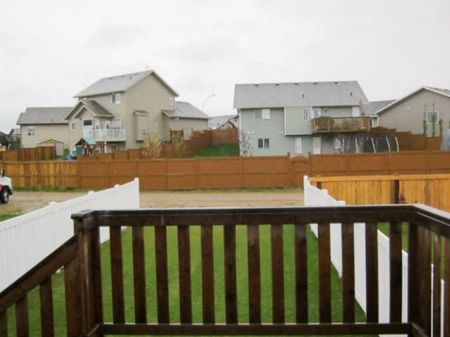 3 Bed Townhouse, In Sylvan Lake, Space to Grow, Room to Play - Photo 5