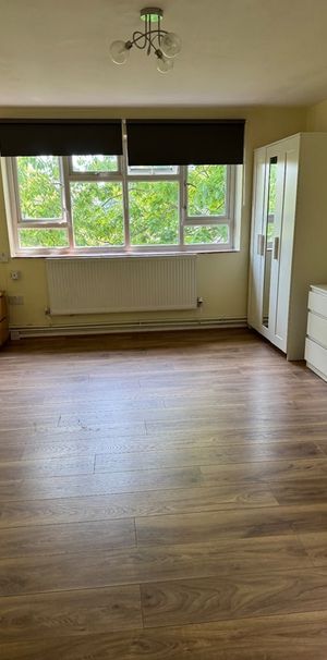 Room in a Shared Flat, West House Close, SW19 - Photo 1