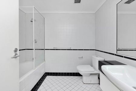 SUPERB THREE BEDROOM APARTMENT OPPOSITE RUCHCUTTERS BAY PARK - Photo 3