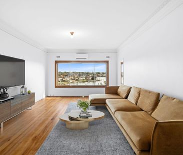 Art Deco 2 Bedroom Plus Study with Breathtaking Water Views - Photo 1