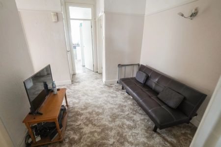 To Rent Coombe Avenue, Redhill, Bournemouth, BH10 £1,800 pcm Tenancy Info - Photo 2