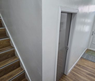 Room 1, Grovehall Drive, Leeds, LS11 7LN - Photo 5