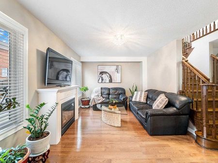 For Lease - 104 William Booth Avenue, Newmarket, Ontario - Photo 2